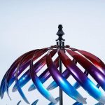 Esculturas coloridas redondas de los hilanderos del viento del jardín espiral 3D