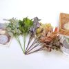 L'argent laisse des feuilles de plantes artificielles utilisées pour les décorations de mariage festives en famille